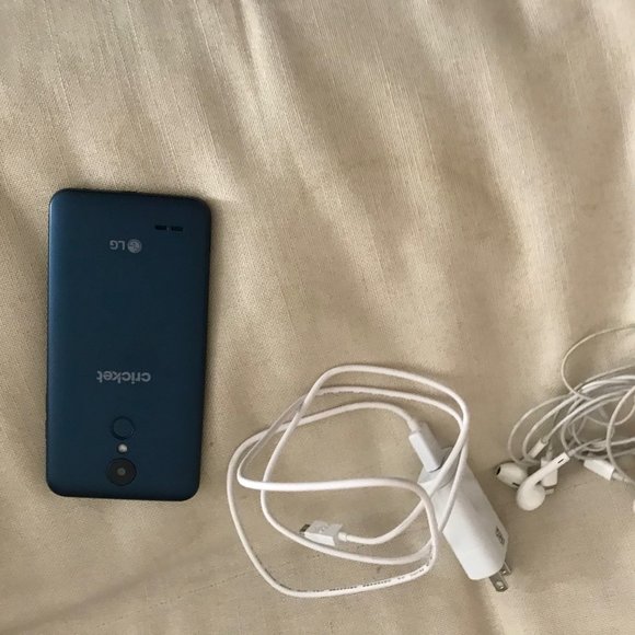 Cricket cel phone and headsets - Picture 2 of 4